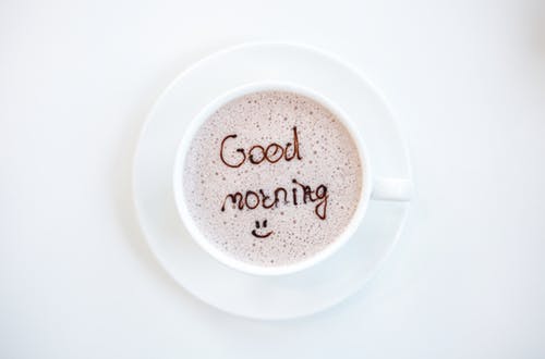 コーヒーカップのラテアートでGOOD　morningと書いてある画像