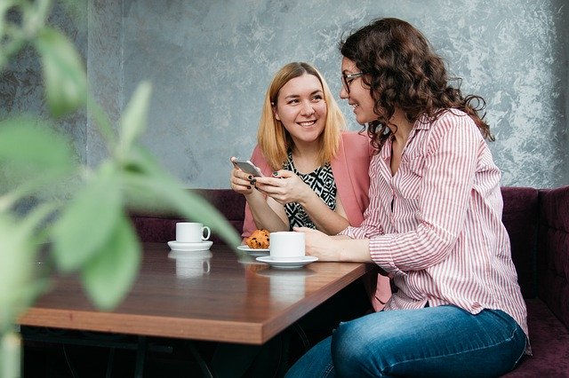 カフェで会話をしている女性2人の画像