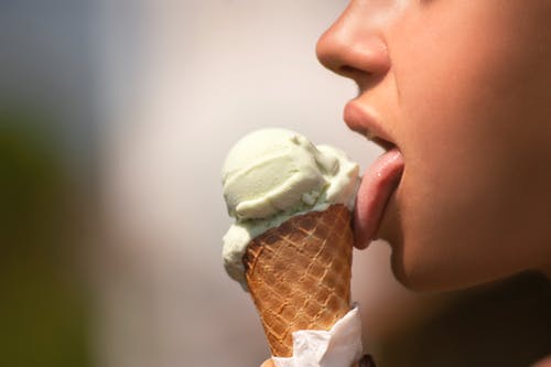 女性がアイスクリームを食べている画像